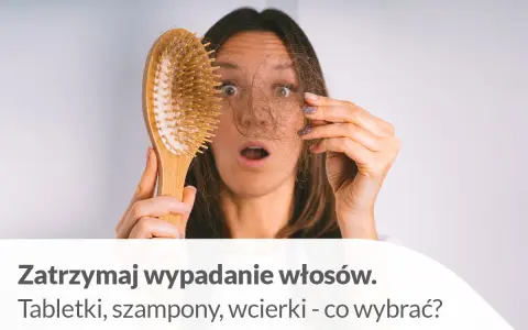 Zaskoczona kobieta trzyma szczotkę z garścią włosów, szukając sposobu, jak zatrzymać wypadanie włosów.