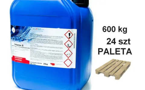 Duży, niebieski kanister z podchlorynem sodu do dezynfekcji studni głębinowej. 600 kg, 24 szt. na palecie.