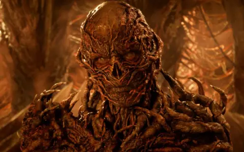 Un terrificante mostro fatto di radici e carne, un vero incubo fanta horror, emerge dall'oscurità con occhi vuoti e artigli affilati.