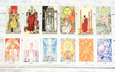 Różne karty tarota, w tym Królowa Buław, Słońce i Gwiazda. To jest co to tarot.