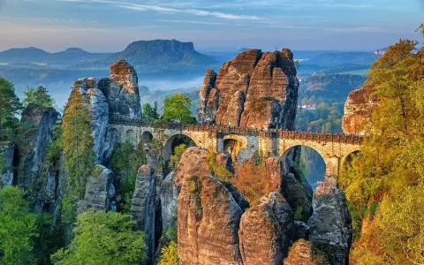 Most Bastei w Niemczech, kamienny most łączący skalne baszty. Ciekawostki o Niemczech: to miejsce inspiruje od wieków.