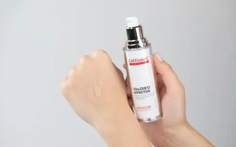 Serum do twarzy po 50-tce: Jak wybrać idealne? Poradnik eksperta