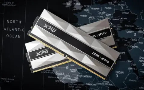 Dwa moduły pamięci RAM XPG DDR5 z radiatorem, leżące na tle mapy świata. Ich wysoka fclk frequency zapewnia płynność działania.