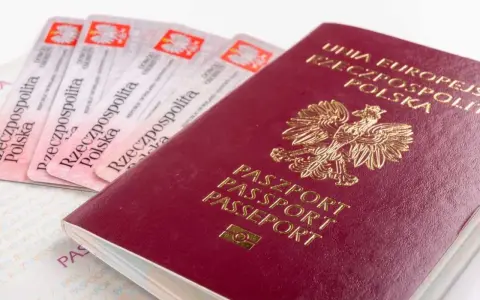 Paszport i kilka dowodów osobistych. Czy do Rzymu można lecieć na dowód osobisty? Sprawdź przepisy!