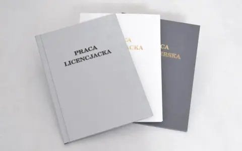 Trzy okładki prac licencjackich: szara, biała i grafitowa. Na szarej widnieje napis "PRACA LICENCJACKA".