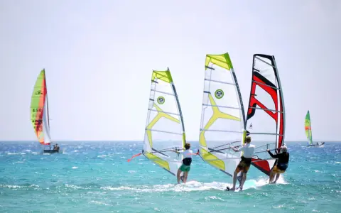 Windsurfing: Czy to trudne? Odkryj, jak łatwo zacząć!