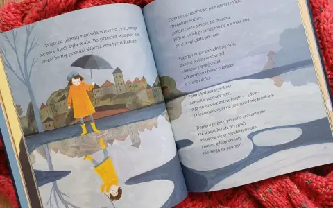 Ilustracja do krótkich wierszy Wisławy Szymborskiej. Dziewczynka w płaszczu i kaloszach z parasolką odbija się w kałuży.