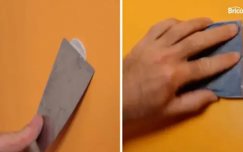 Herramienta para quitar tacos de la pared y mano lijando.