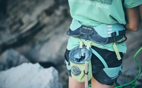 Imbrago arrampicata uomo con sacchetto magnesite e spazzolino. Pronto per scalare.