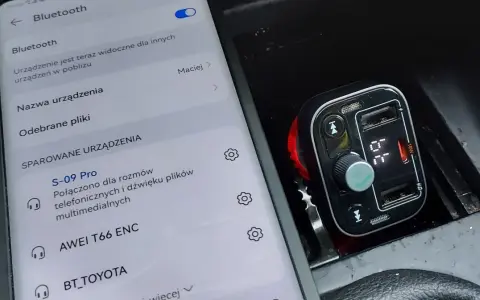 Jak działa transmiter samochodowy? Telefon połączony przez Bluetooth z transmiterem S-09 Pro, który jest wpięty w gniazdo zapalniczki.