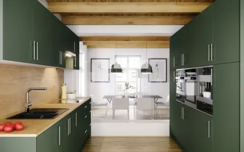 Cocinas verdes modernas con electrodomésticos integrados y vigas de madera en el techo. Un espacio elegante y funcional.