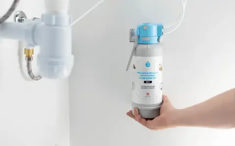 Dłoń trzyma wkład filtrujący do systemu Flow Comfort. Pokazuje, jak działa filtr do wody, zapewniając smaczną wodę prosto z kranu.