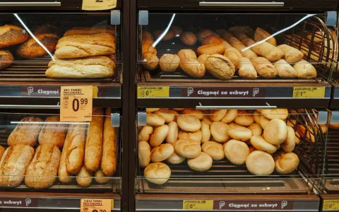 Tost z szynką i serem biedronka kcal. Na półkach sklepowych świeże pieczywo: bagietki, bułki i chleb.