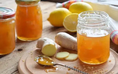 Słoiki z domowym dżemem, cytryny i imbir – naturalne sposoby, jak poprawić odporność.