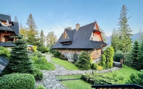 Drewniane domy w górskim otoczeniu, idealne na plan zwiedzania "Zakopane w 3 dni co zwiedzić".