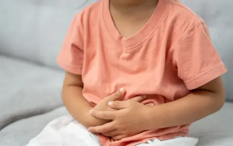 Zaparcia u niemowlaka: Ulga dla brzuszka i kiedy do pediatry