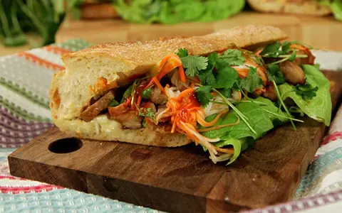 En läcker banh mi med saftigt kött, krispiga grönsaker och färsk koriander i ett perfekt rostat bröd.