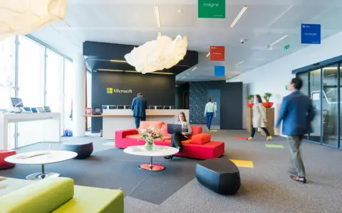 Un espace de travail Microsoft moderne et lumineux, favorisant l'organisation et la collaboration. Des zones de détente invitent à l'innovation.
