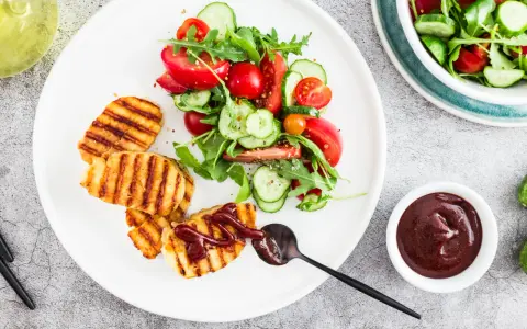 Halloumi: z czego jest i dlaczego nie topi się na grillu?