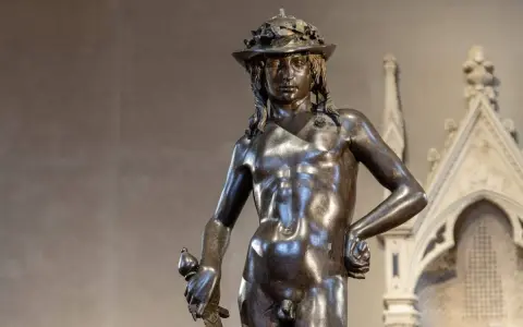 David en bronze, une des œuvres d'art de Donatello, porte un chapeau orné de feuilles et tient une épée.