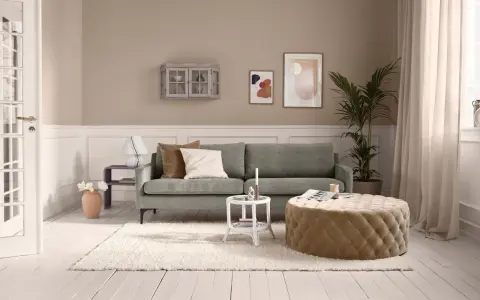 Gemütliches kleines Wohnzimmer einrichten mit grauem Sofa, beigem Hocker, weißem Teppich und Wanddeko.