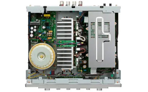 Wnętrze wzmacniacza Marantz 40n podczas testu: duży transformator, radiatory i płytki drukowane.