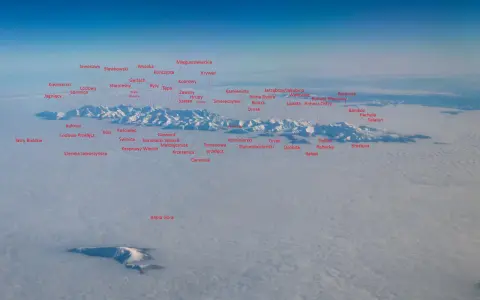Panorama Tatr z opisem szczytów: Gerlach, Rysy, Kozi Wierch, Giewont, Babia Góra i inne. Widok z lotu ptaka.