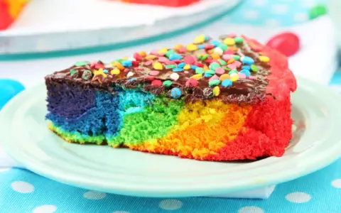 Buntes Kuchenstück mit Schokoladenglasur und Streuseln, perfekt für ein Papageienkuchen Rezept.