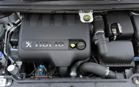 Silnik 2.0 HDi w Peugeot 307. Widoczna pokrywa silnika z logo Peugeot i oznaczeniem HDi 16V.
