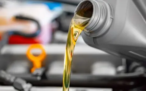 Jaki olej hydrauliczny do koparki? Dobór, parametry, porównanie