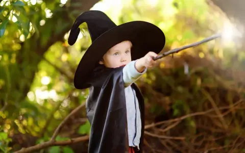 Kleiner Zauberer mit Hut und Stab, der die Welt verzaubert. Ein Beispiel für magisches Denken bei Kindern.