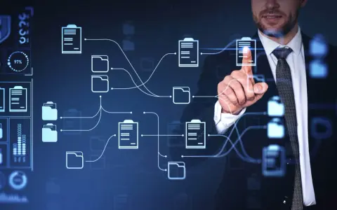 Hombre de negocios interactuando con un diagrama de flujo digital que representa la **gestión de proyectos de software**.