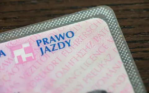 Nowe prawo jazdy z unijnym symbolem i wielojęzycznymi napisami.