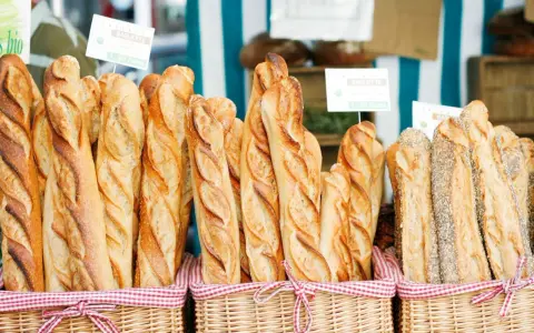 Frisches french brot, goldbraun gebacken, in Körben auf einem Markt. Ein Genuss für jeden Gaumen!
