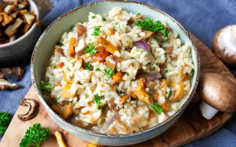 Cremiges Pilzrisotto mit frischen Waldpilzen und Petersilie. Ein köstliches pilzrisotto rezept für Genießer.