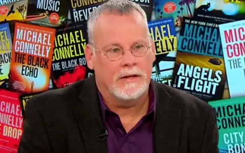 Michael Connelly, autore di bestseller, con alle spalle una serie di libri in uscita in Italia.