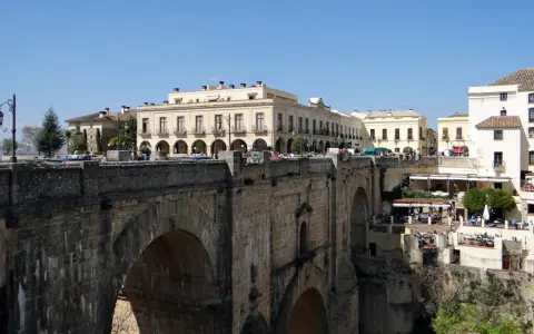 Ein perfekter tagesausflug seville: die Puente Nuevo in Ronda, mit Häusern, die sich an die Felsen klammern.