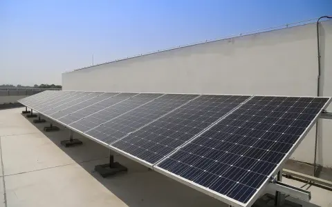 Paneles solares en una azotea, capturando la energía solar térmica para un futuro más verde.