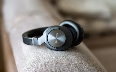 Słuchawki Technics EAH-A800 na kanapie, gotowe do testu.