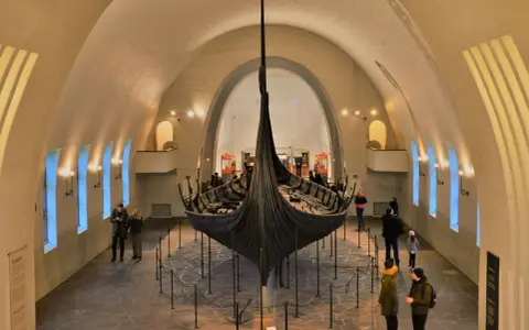 W muzeum łodzi wikingów podziwiać można starożytny okręt.