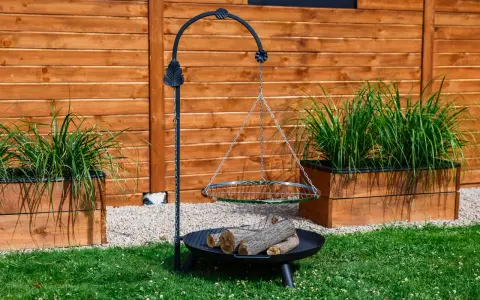 Grill wiszący na trójnogu: Smak ogniska w Twoim ogrodzie
