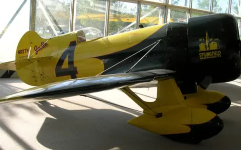 Gelbes Flugzeug mit der Nummer 4 und der Aufschrift "Gee Bee Super-Sportster". Ein historisches Flugzeug, das in Springfield, Massachusetts, hergestellt wurde.