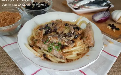 Pasta con le sarde in bianco, un piatto semplice e gustoso con pasta, sarde, uvetta e pangrattato.