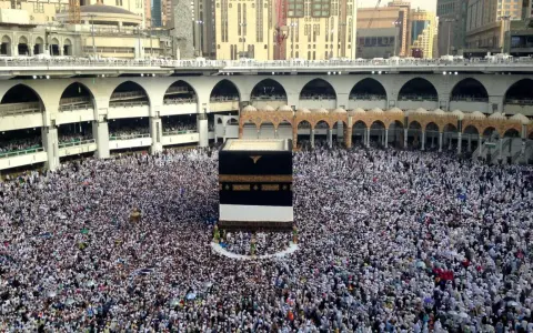 Menschenmassen umgeben die Kaaba in Mekka während des Haddsch. Ein Symbol des Glaubens und der Einheit.