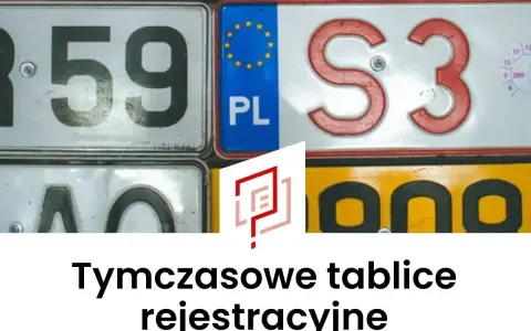 Zbliżenie na różne tablice rejestracyjne, w tym te z oznaczeniem "PL" i numerem "59". Poniżej widoczny napis "Tymczasowe tablice rejestracyjne".