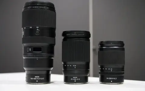 Trois objectifs Nikon pour monture Z : un 100-400mm, un 28-400mm et un 24-200mm.