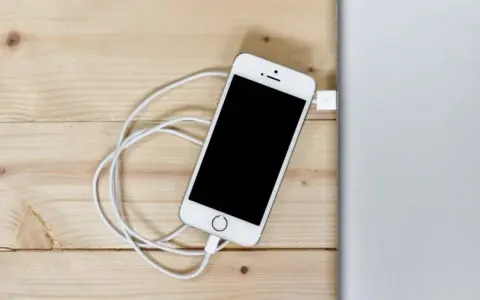 Jak postępować z baterią nowego telefonu, aby uniknąć problemów?