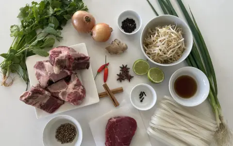 Składniki na pyszny pho przepis: wołowina, ryżowy makaron, cebula, imbir, chili, anyż, cynamon, goździki, kolendra, kiełki fasoli, limonka, dymka i przyprawy.