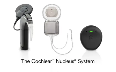 Akcesoria do implantów ślimakowych Cochlear™ Nucleus® System: procesor dźwięku, cewka i transmiter.