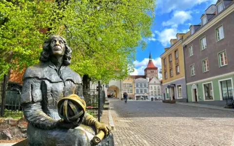 Pomnik Kopernika w Olsztynie, idealne miejsce na spacer i odkrywanie atrakcji dla dorosłych.